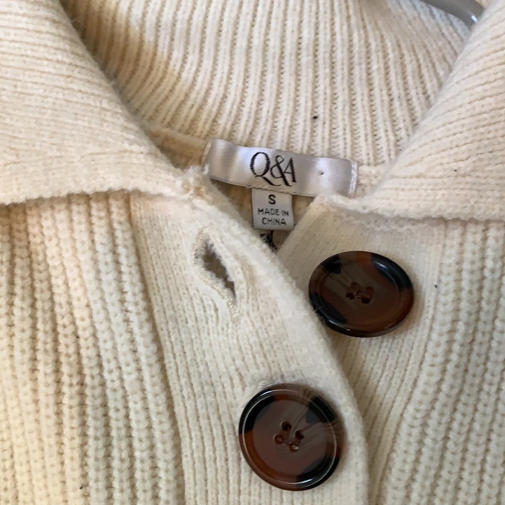 Half-buttoned Sweater - Picture 2 of 2